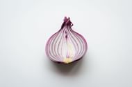 Onion contains various compounds that help in hair growth. (Image via Unsplash/ K8)